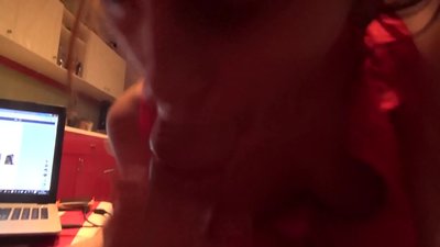 വീട്ടിൽ ആരുമില്ലാത്ത സമയത്ത് സ്കൂൾ വിദ്യാർത്ഥിനി തന്റെ സഹോദരന്റെ കുണ്ണ കുടിക്കുന്നു